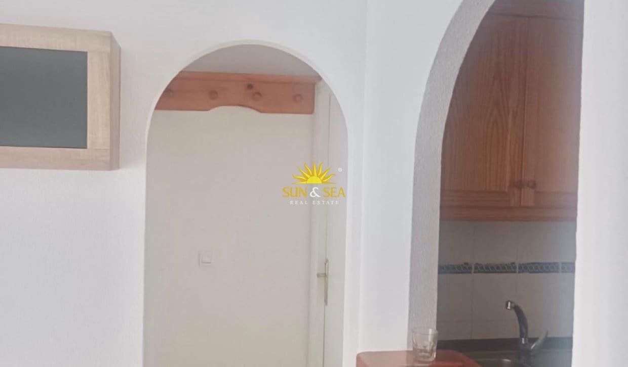 Appartement de 2 chambres à louer à Torrevieja avec piscine - 750 € (Ref: 9950516)