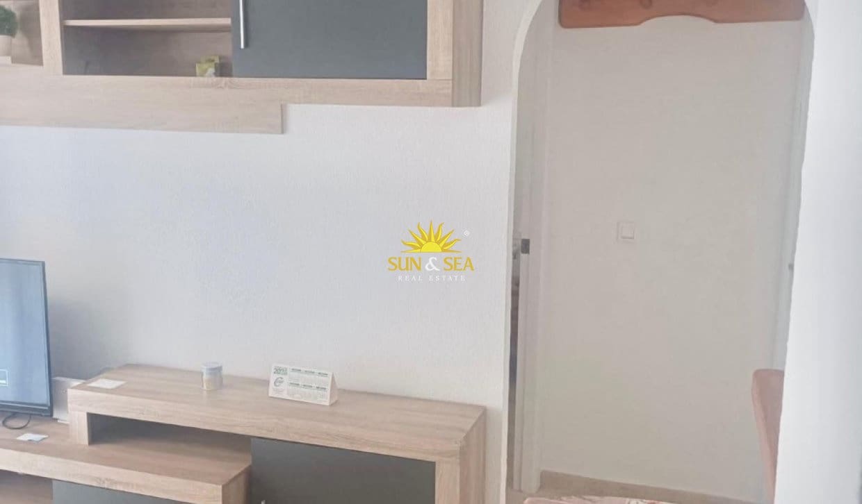 Appartement de 2 chambres à louer à Torrevieja avec piscine - 750 € (Ref: 9950516)