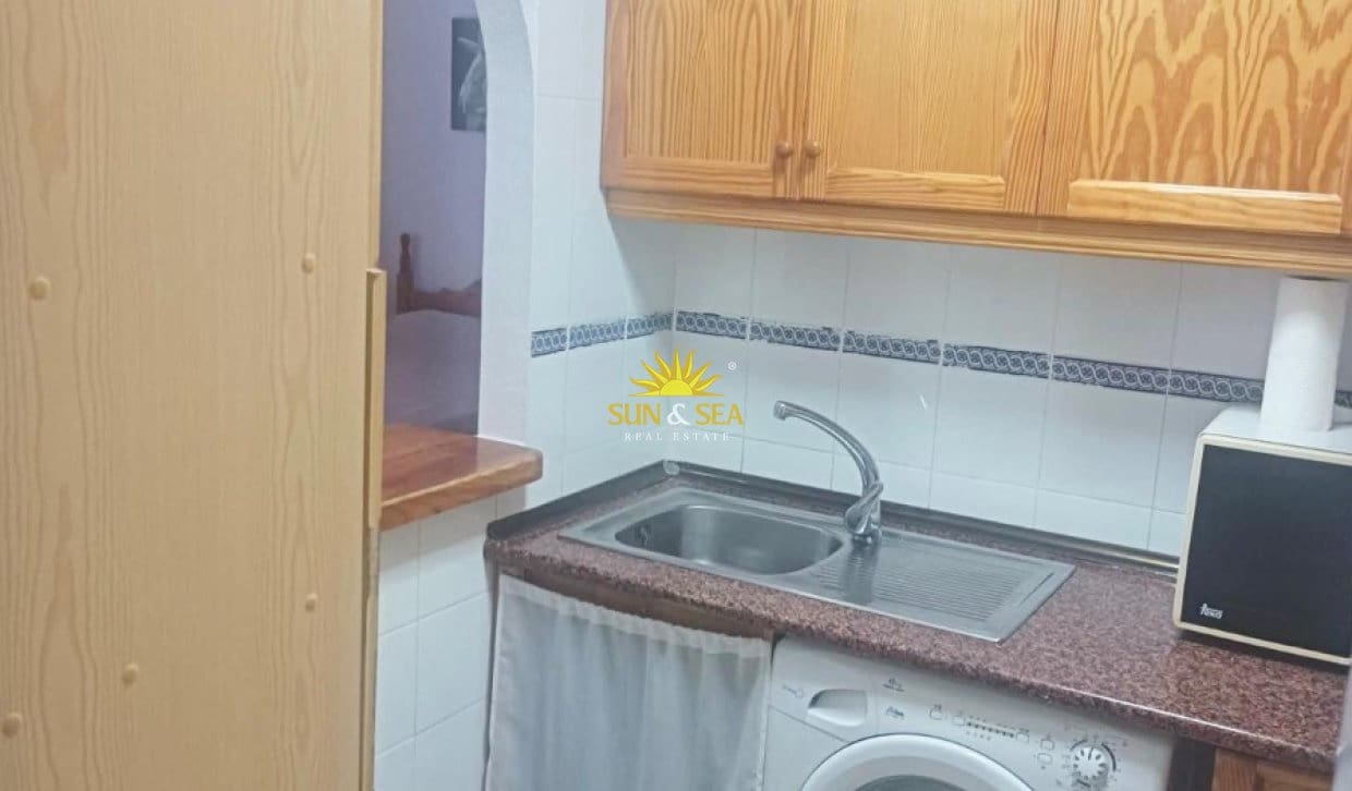 Appartement de 2 chambres à louer à Torrevieja avec piscine - 750 € (Ref: 9950516)