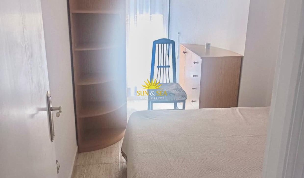 Appartement de 2 chambres à louer à Torrevieja avec piscine - 750 € (Ref: 9950516)