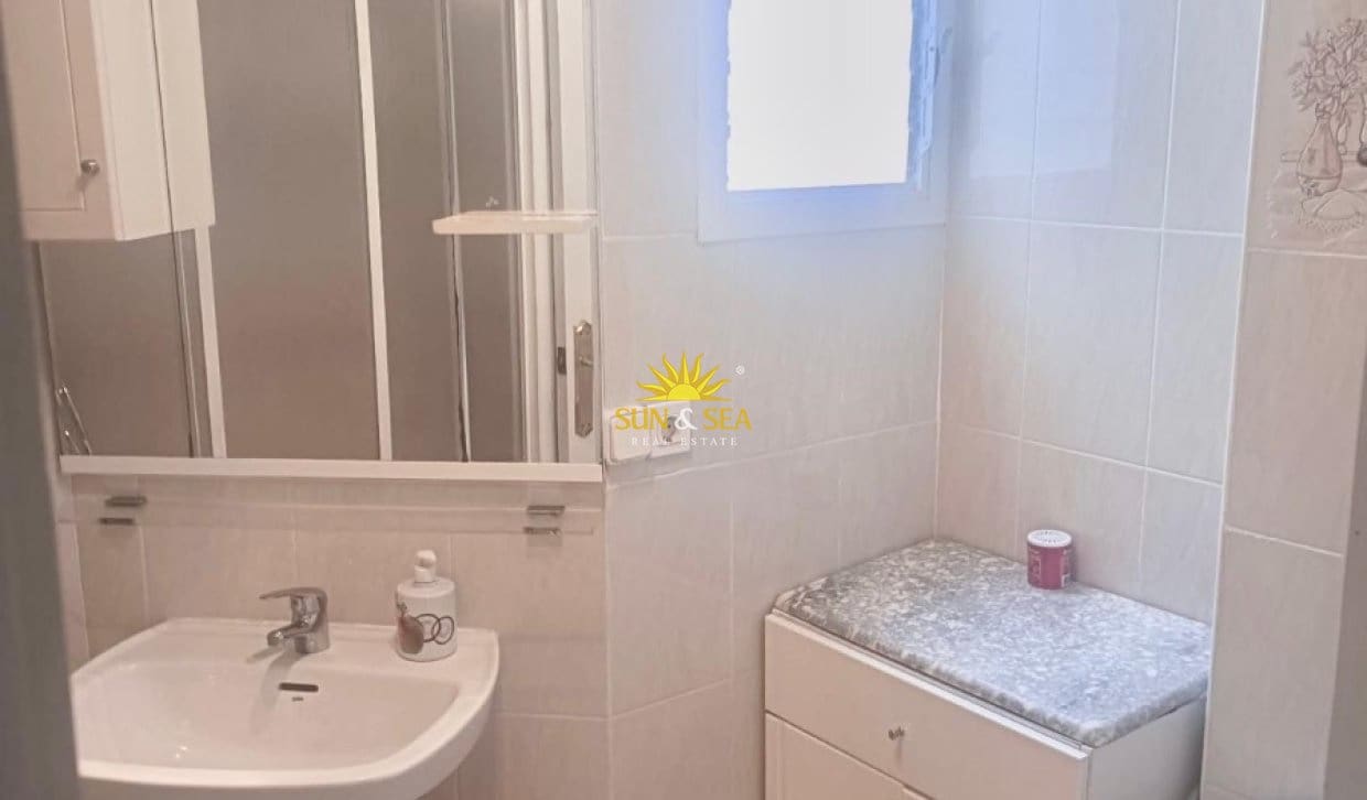Appartement de 2 chambres à louer à Torrevieja avec piscine - 750 € (Ref: 9950516)