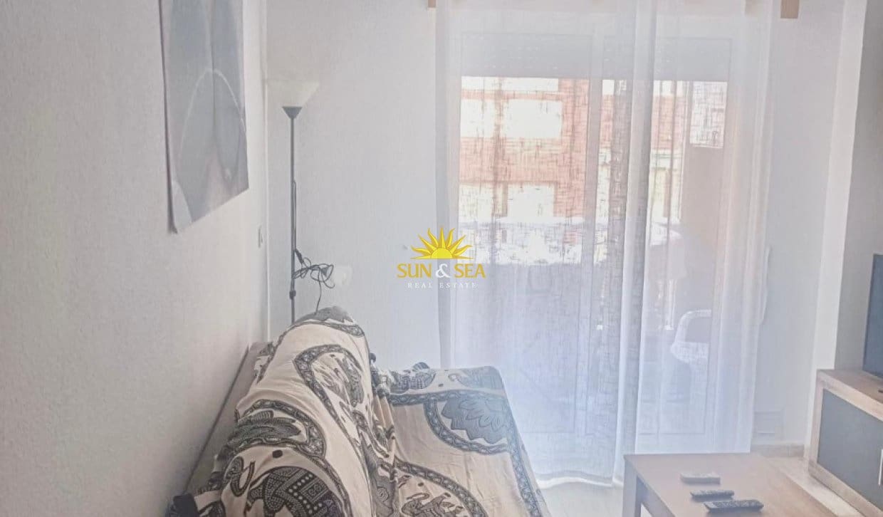 Appartement de 2 chambres à louer à Torrevieja avec piscine - 750 € (Ref: 9950516)