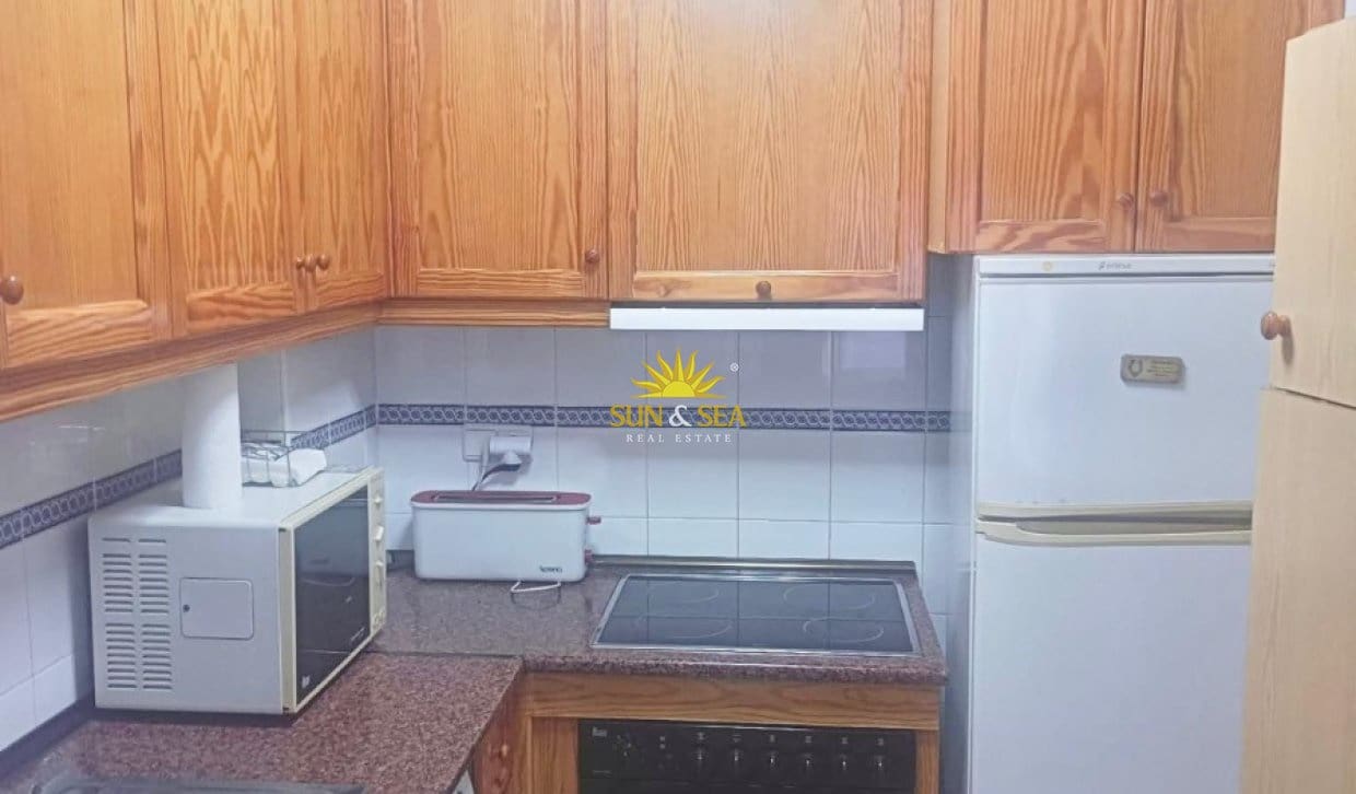 Appartement de 2 chambres à louer à Torrevieja avec piscine - 750 € (Ref: 9950516)