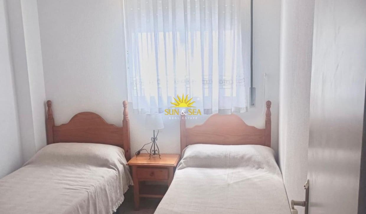 Appartement de 2 chambres à louer à Torrevieja avec piscine - 750 € (Ref: 9950516)