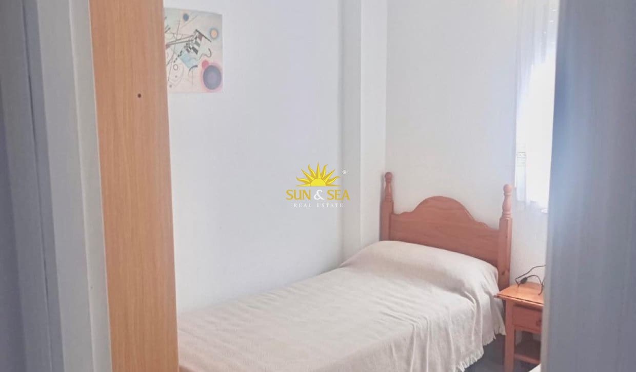 Appartement de 2 chambres à louer à Torrevieja avec piscine - 750 € (Ref: 9950516)