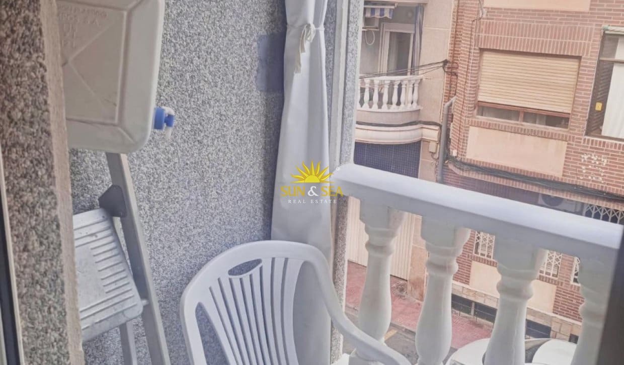 Appartement de 2 chambres à louer à Torrevieja avec piscine - 750 € (Ref: 9950516)
