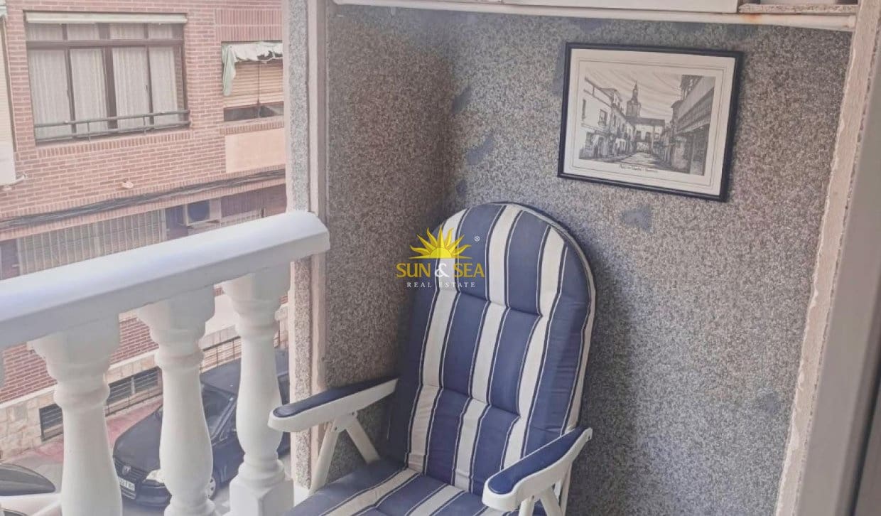 Appartement de 2 chambres à louer à Torrevieja avec piscine - 750 € (Ref: 9950516)