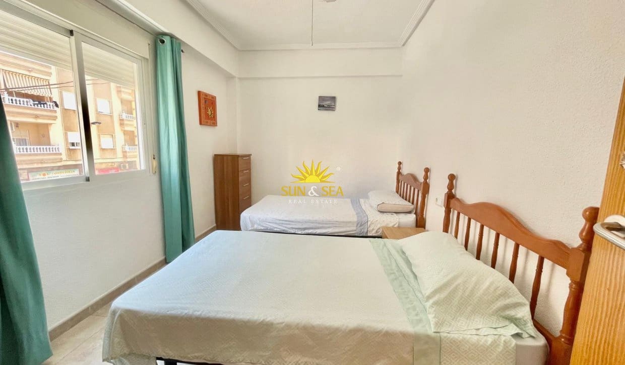 Appartement de 3 chambres de location de vacances à Torrevieja - 900 € (Ref: 9953070)