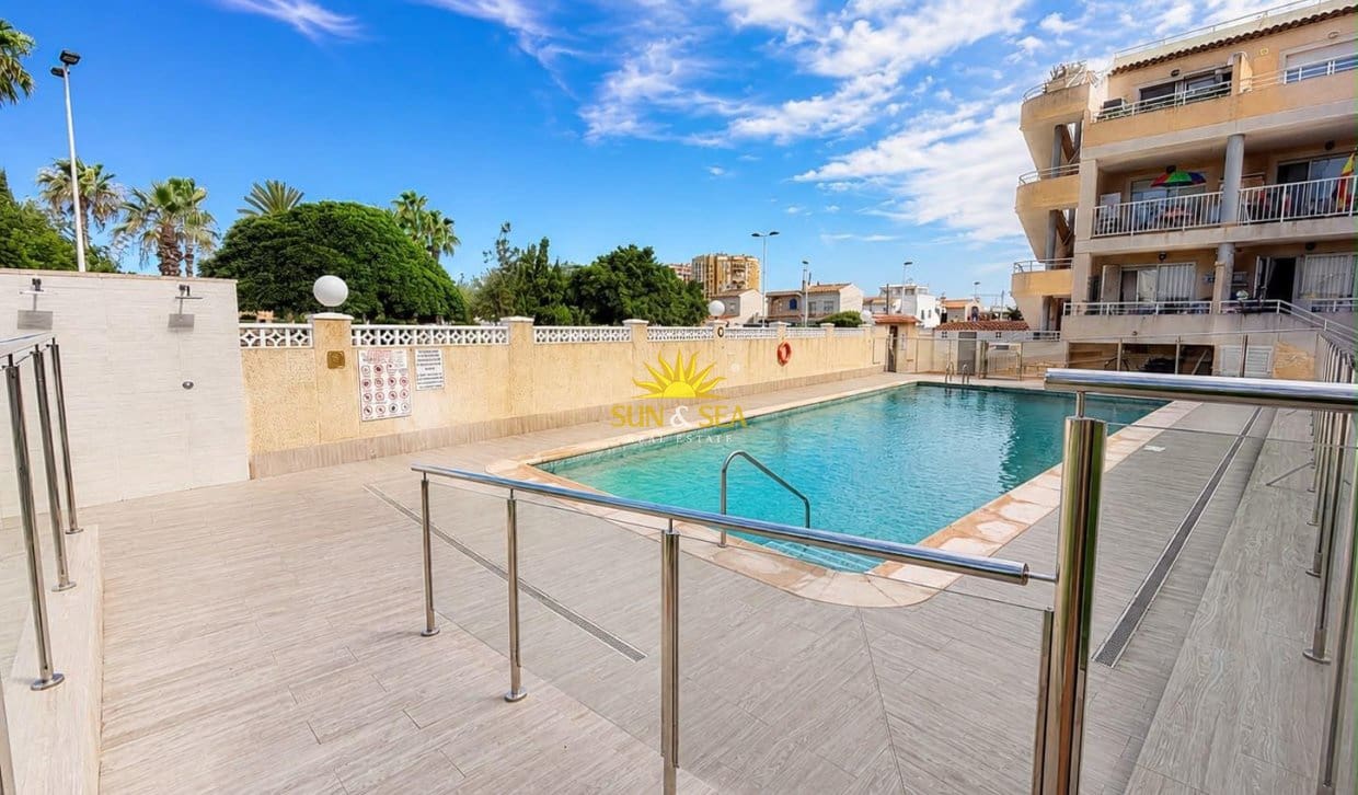 1 makuuhuone Huoneisto lomavuokrausta paikassa Torrevieja mukana uima-altaan - 650 € (Ref: 9956225)