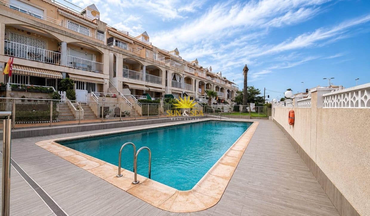 1 makuuhuone Huoneisto lomavuokrausta paikassa Torrevieja mukana uima-altaan - 650 € (Ref: 9956225)