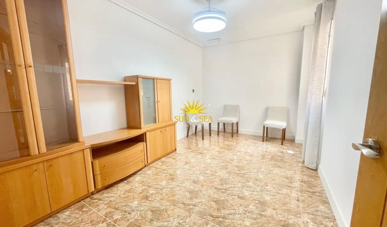 3 bedroom Apartment for rent in Albatera with garage - € 750 (Ref: 9958292)