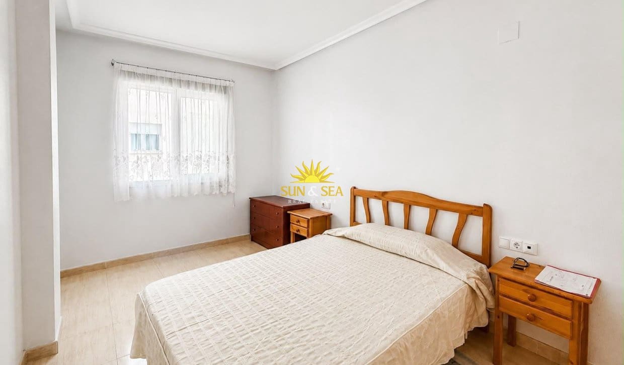 Apartamento de 2 habitaciones en Torrevieja en venta con piscina - 125.990 € (Ref: 9958422)