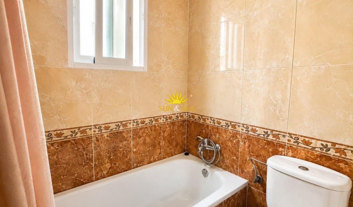 Apartamento de 2 habitaciones en Torrevieja en venta con piscina - 125.990 € (Ref: 9958422)