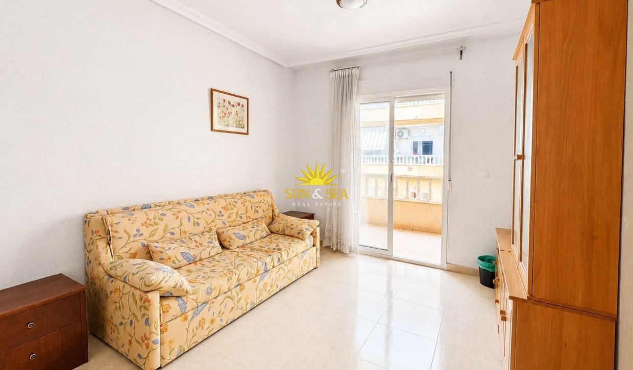 Apartamento de 2 habitaciones en Torrevieja en venta con piscina - 125.990 € (Ref: 9958422)