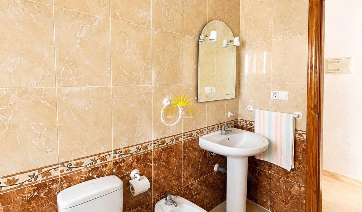 Apartamento de 2 habitaciones en Torrevieja en venta con piscina - 125.990 € (Ref: 9958422)