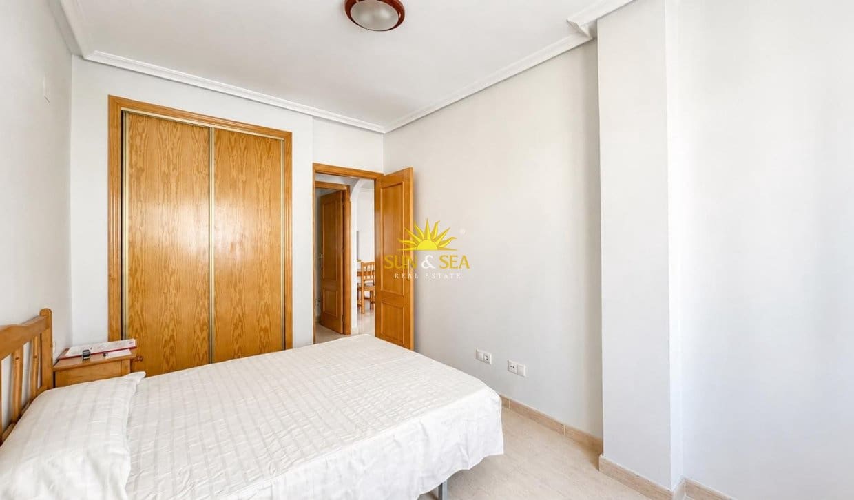 Apartamento de 2 habitaciones en Torrevieja en venta con piscina - 125.990 € (Ref: 9958422)