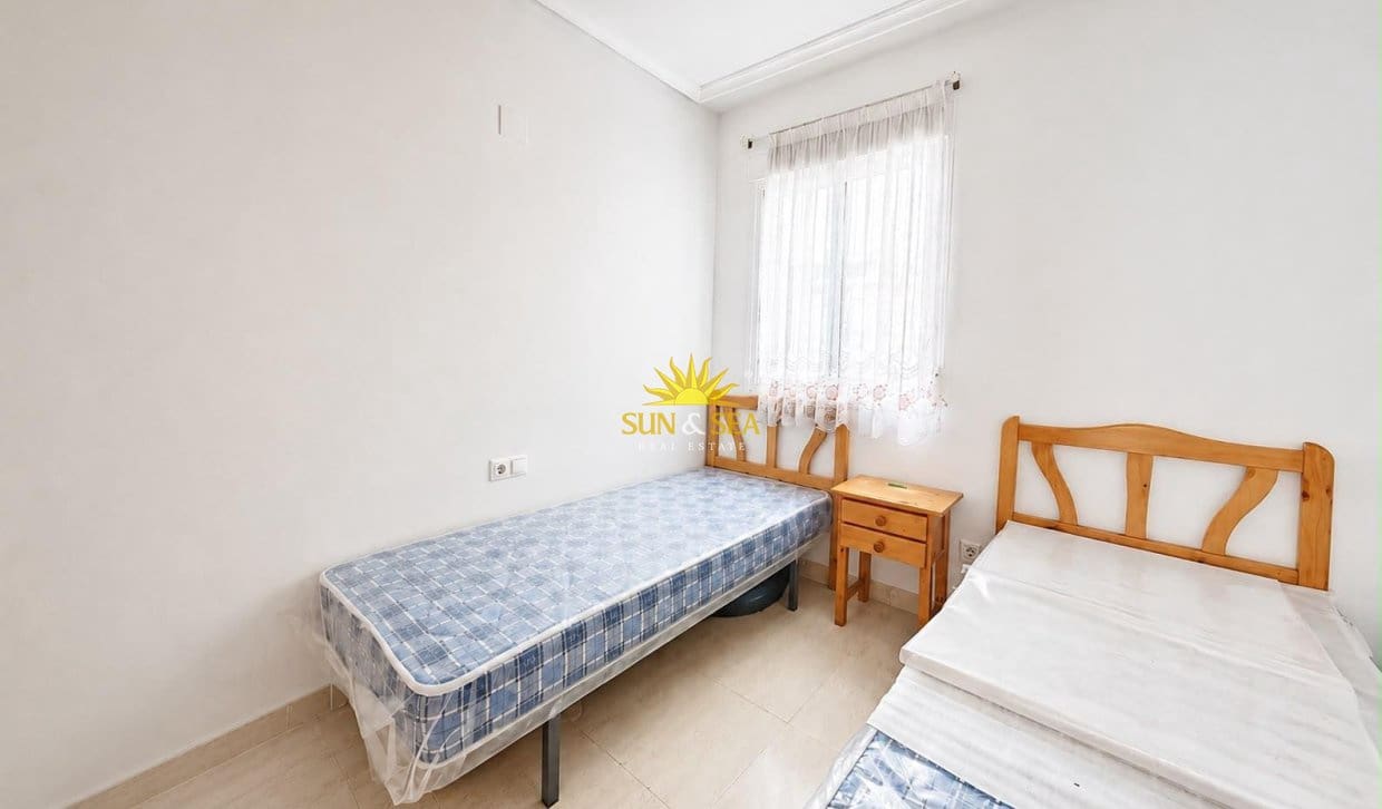 Apartamento de 2 habitaciones en Torrevieja en venta con piscina - 125.990 € (Ref: 9958422)