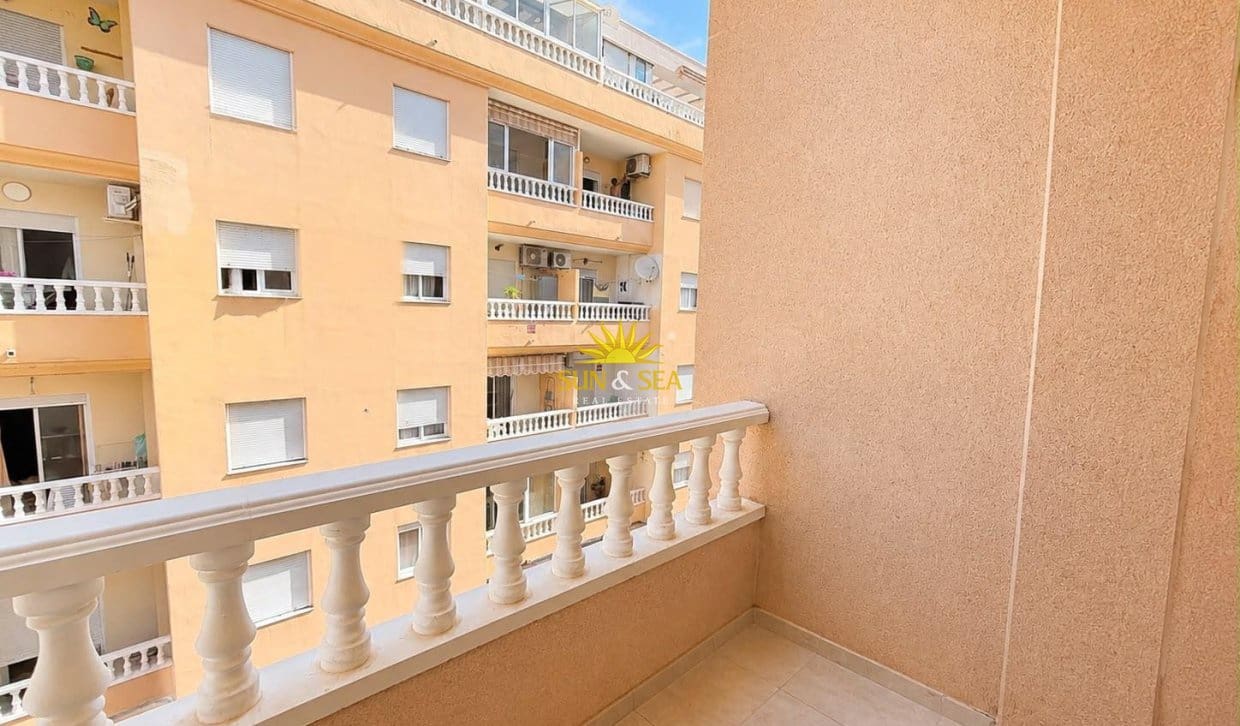 Apartamento de 2 habitaciones en Torrevieja en venta con piscina - 125.990 € (Ref: 9958422)
