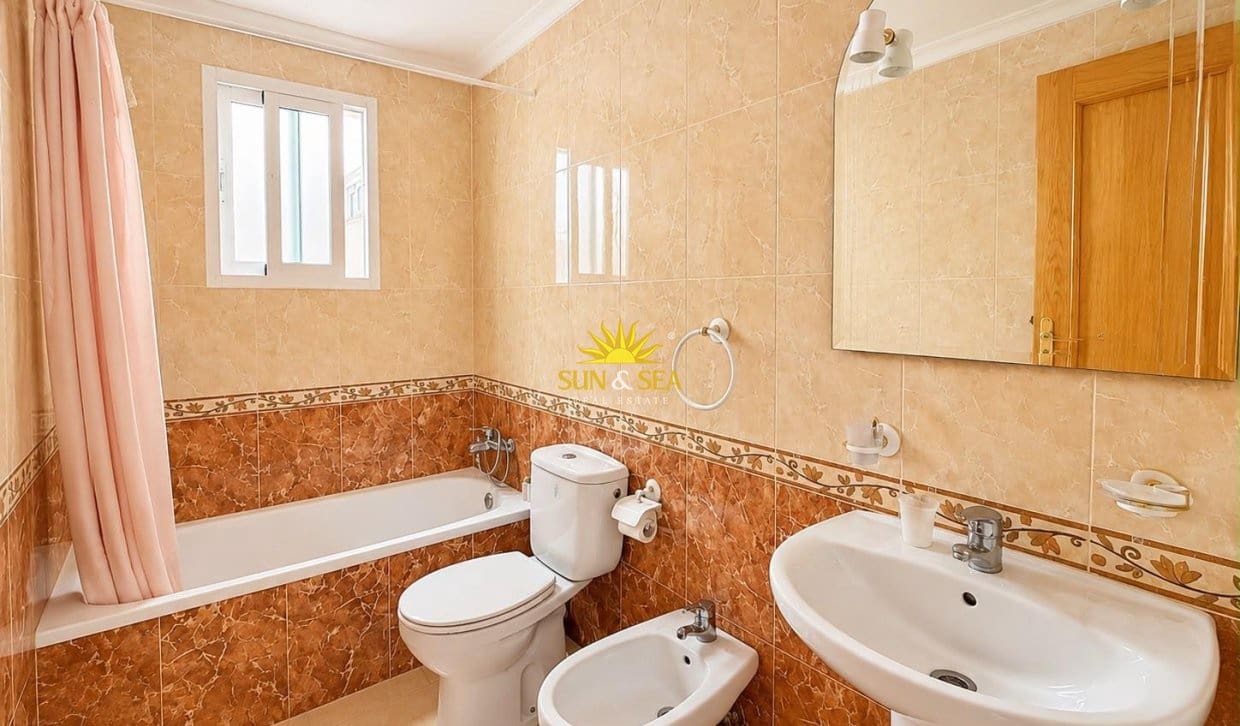 Apartamento de 2 habitaciones en Torrevieja en venta con piscina - 125.990 € (Ref: 9958422)