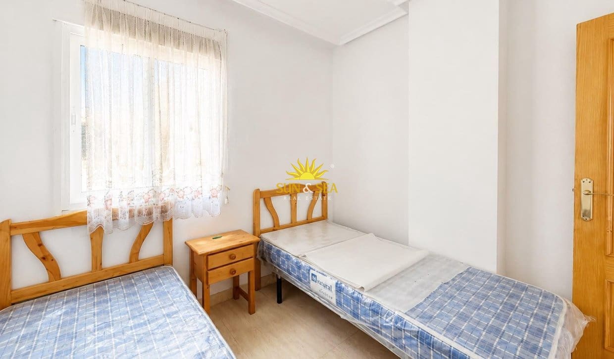 Apartamento de 2 habitaciones en Torrevieja en venta con piscina - 125.990 € (Ref: 9958422)