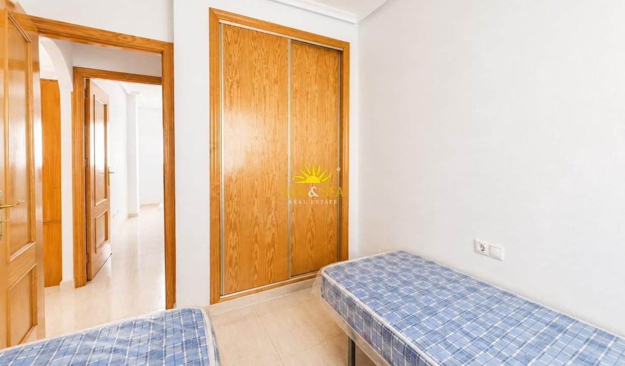 Apartamento de 2 habitaciones en Torrevieja en venta con piscina - 125.990 € (Ref: 9958422)