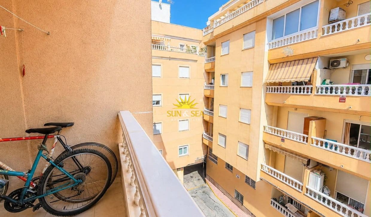 Apartamento de 2 habitaciones en Torrevieja en venta con piscina - 125.990 € (Ref: 9958422)
