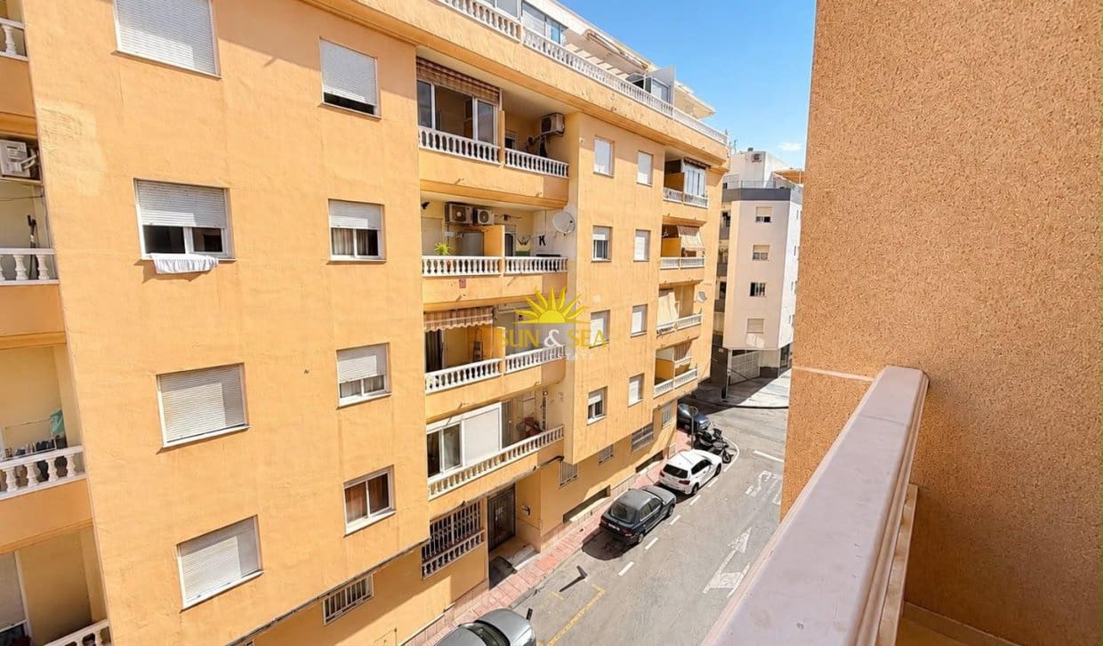 Apartamento de 2 habitaciones en Torrevieja en venta con piscina - 125.990 € (Ref: 9958422)