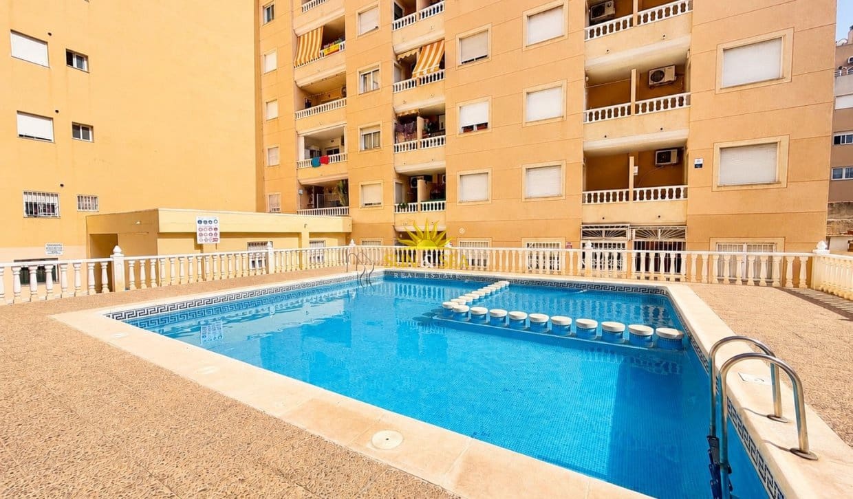 Apartamento de 2 habitaciones en Torrevieja en venta con piscina - 125.990 € (Ref: 9958422)