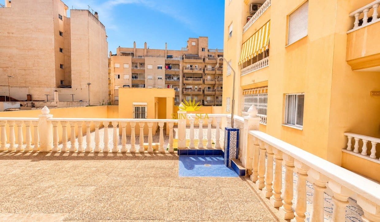 Apartamento de 2 habitaciones en Torrevieja en venta con piscina - 125.990 € (Ref: 9958422)