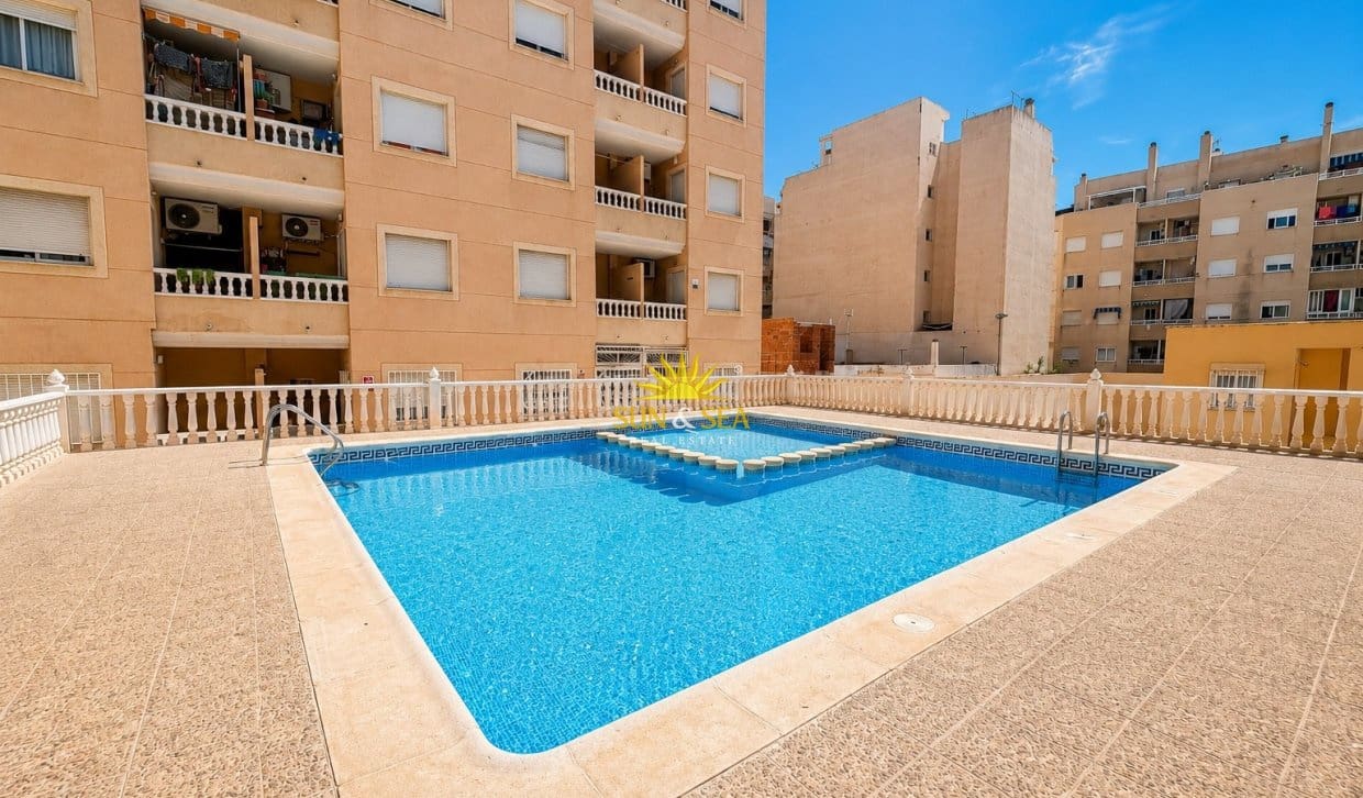 Apartamento de 2 habitaciones en Torrevieja en venta con piscina - 125.990 € (Ref: 9958422)