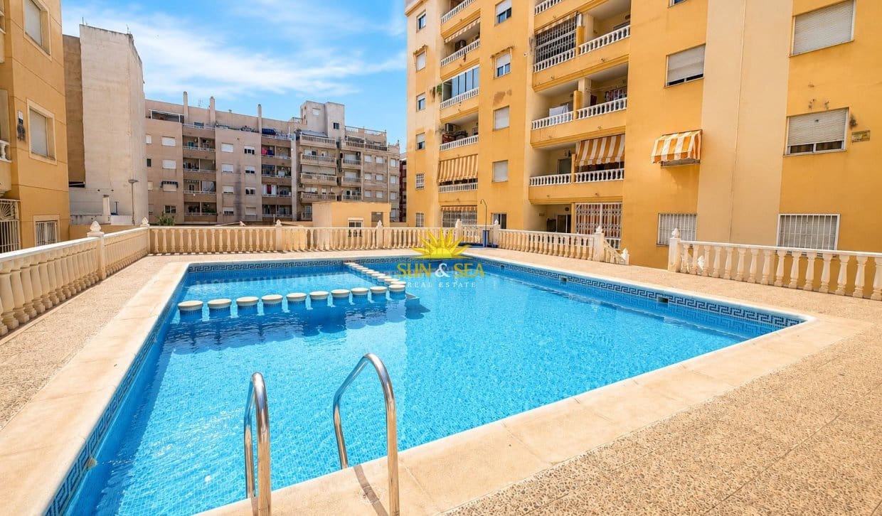 Apartamento de 2 habitaciones en Torrevieja en venta con piscina - 125.990 € (Ref: 9958422)