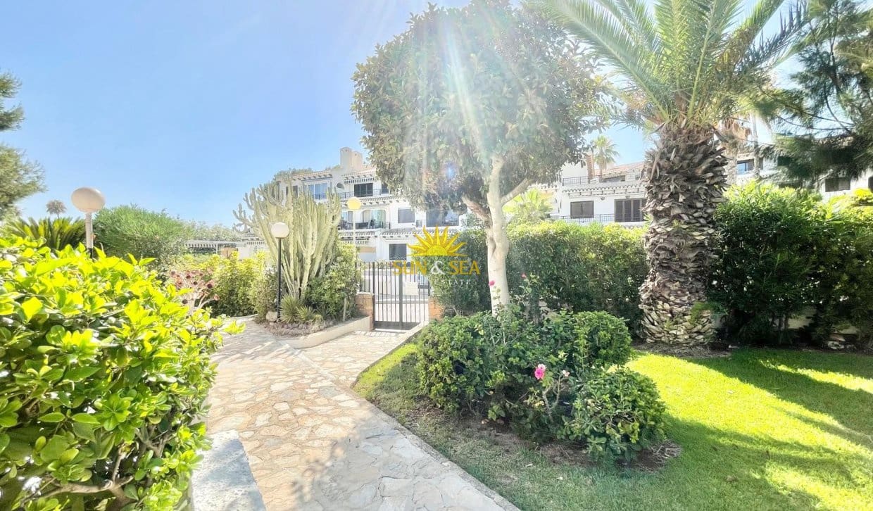Maison de Ville de 1 chambre à louer à Cabo Roig avec piscine garage - 1 600 € (Ref: 9958838)