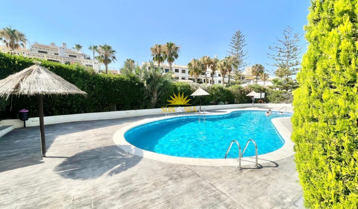 Maison de Ville de 1 chambre à louer à Cabo Roig avec piscine garage - 1 600 € (Ref: 9958838)