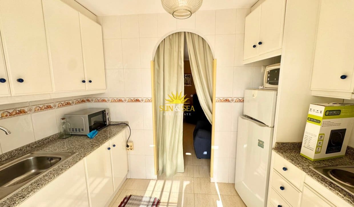 2 soveværelse Penthouse til leje i Torrevieja med garage - € 800 (Ref: 9960981)