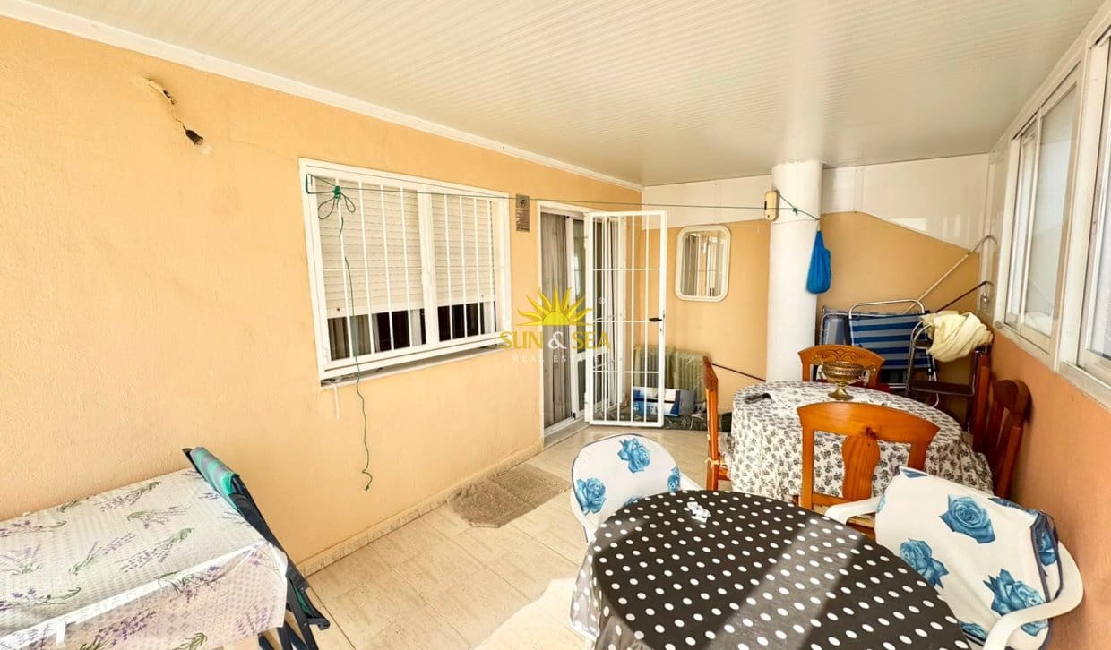 2 soveværelse Penthouse til leje i Torrevieja med garage - € 800 (Ref: 9960981)