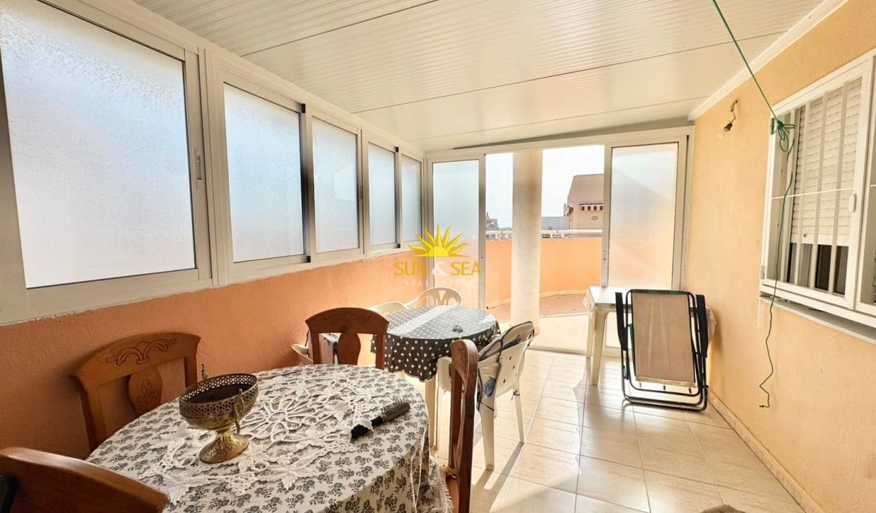 2 soveværelse Penthouse til leje i Torrevieja med garage - € 800 (Ref: 9960981)