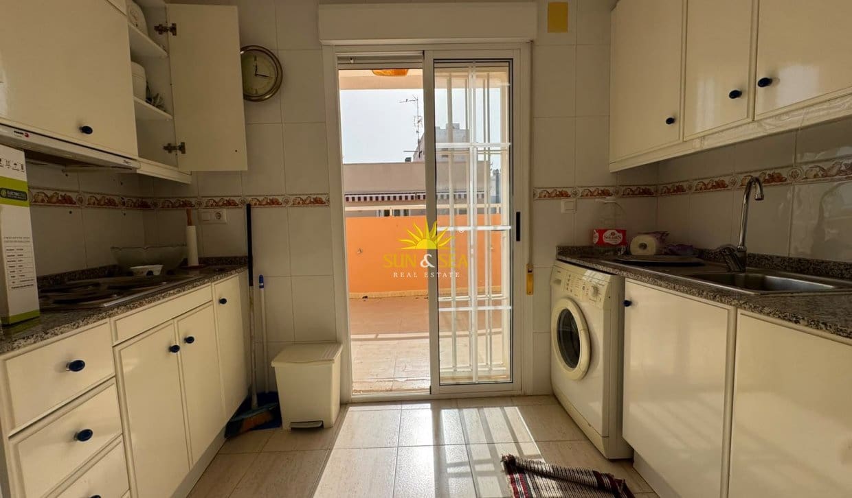 2 soveværelse Penthouse til leje i Torrevieja med garage - € 800 (Ref: 9960981)