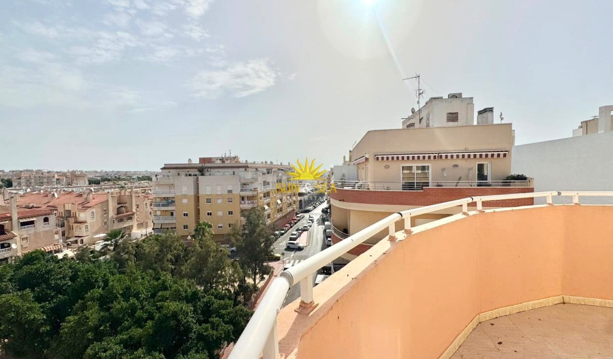 2 soveværelse Penthouse til leje i Torrevieja med garage - € 800 (Ref: 9960981)