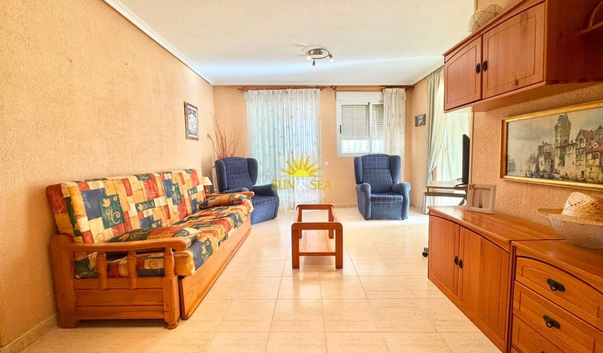 2 soveværelse Penthouse til leje i Torrevieja med garage - € 800 (Ref: 9960981)