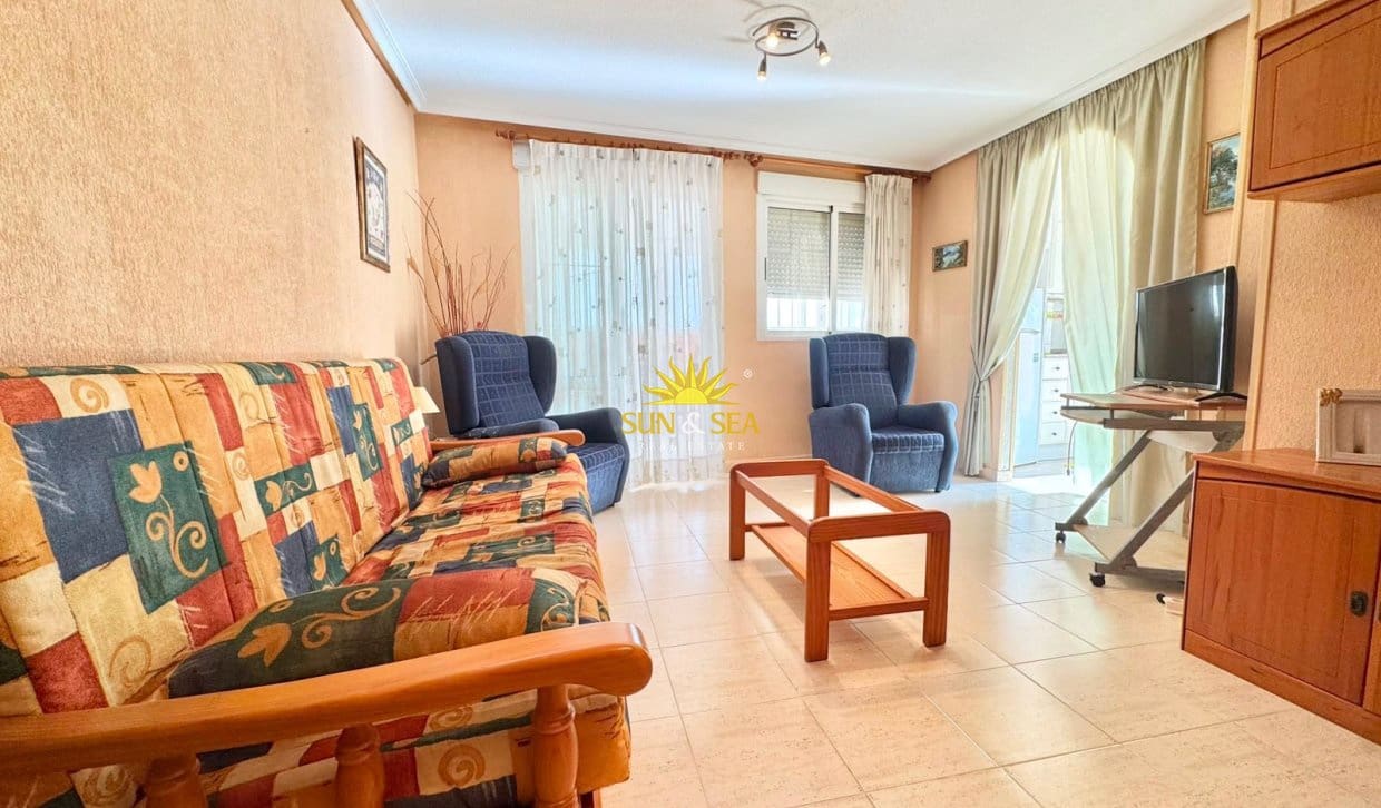 2 soveværelse Penthouse til leje i Torrevieja med garage - € 800 (Ref: 9960981)
