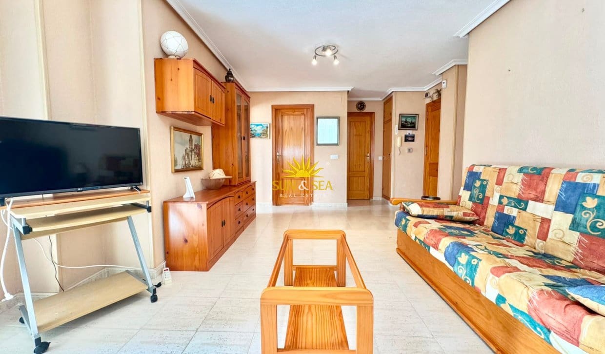 2 soveværelse Penthouse til leje i Torrevieja med garage - € 800 (Ref: 9960981)