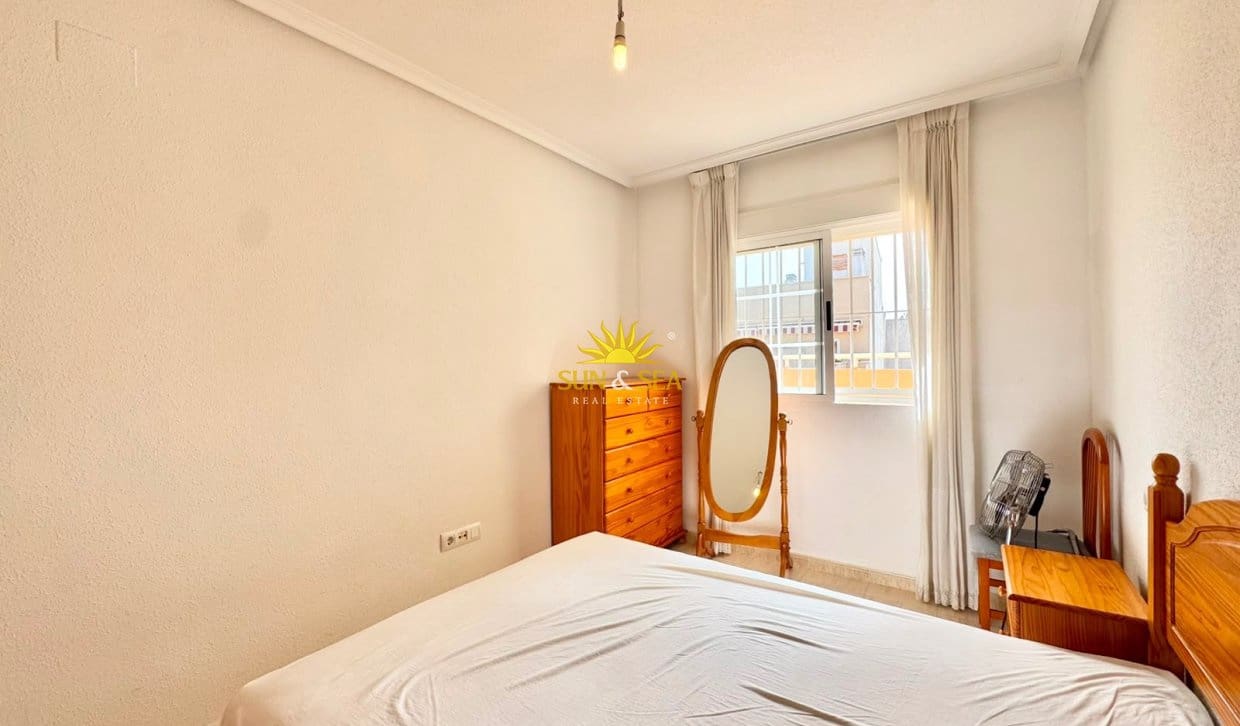 2 soveværelse Penthouse til leje i Torrevieja med garage - € 800 (Ref: 9960981)