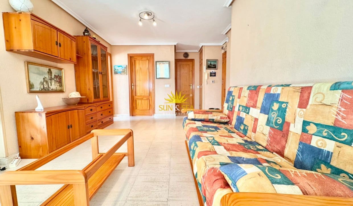2 soveværelse Penthouse til leje i Torrevieja med garage - € 800 (Ref: 9960981)