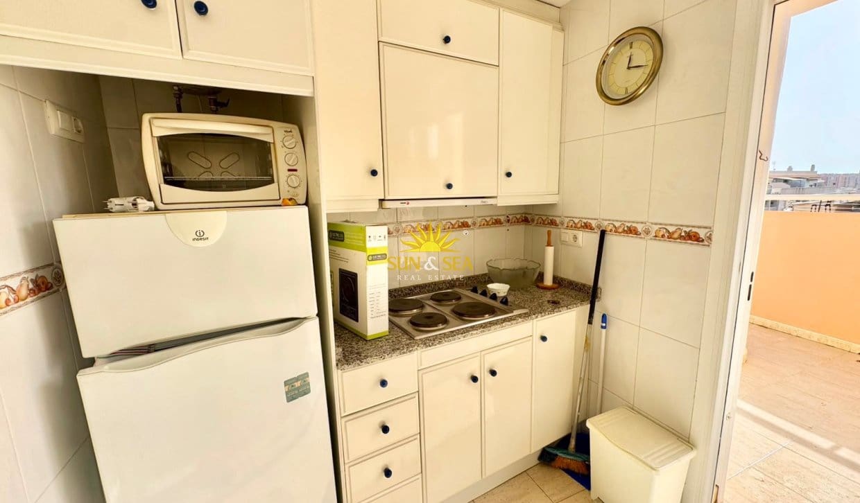 2 soveværelse Penthouse til leje i Torrevieja med garage - € 800 (Ref: 9960981)
