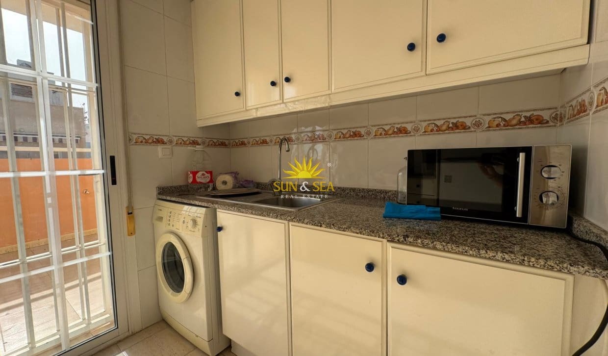 2 soveværelse Penthouse til leje i Torrevieja med garage - € 800 (Ref: 9960981)