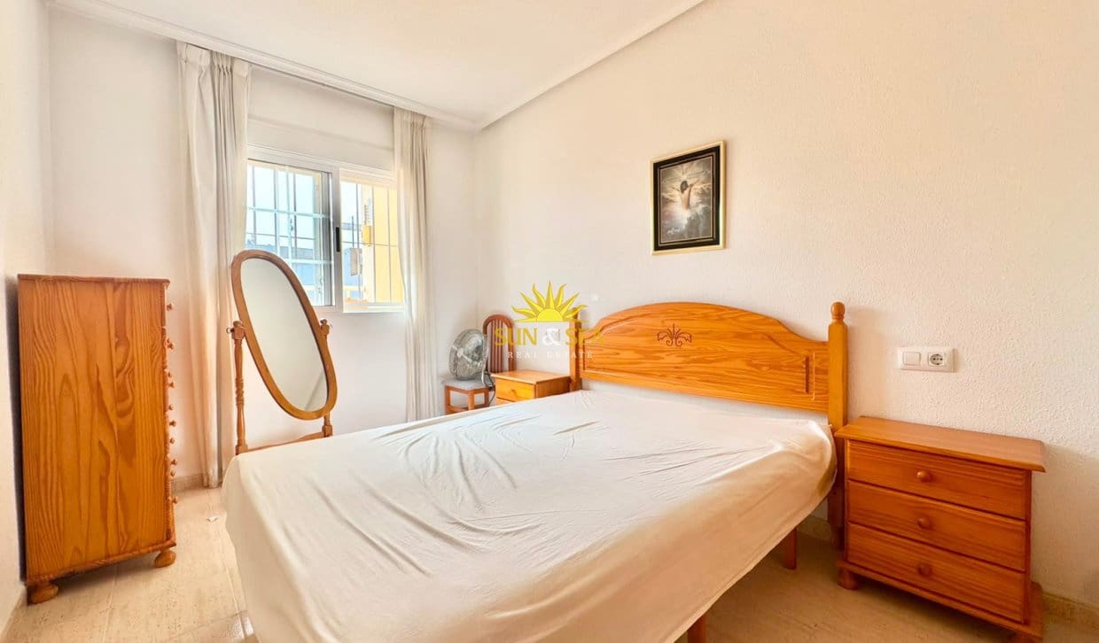 2 soveværelse Penthouse til leje i Torrevieja med garage - € 800 (Ref: 9960981)