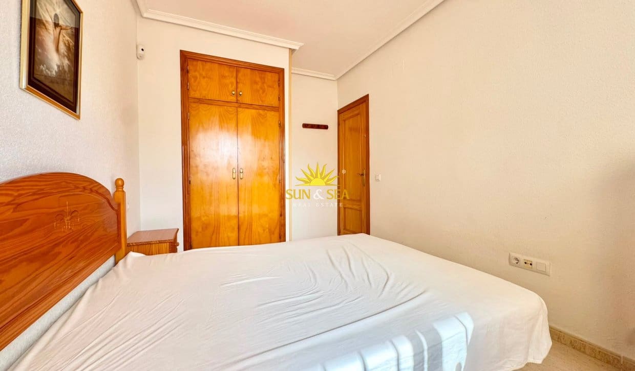 2 soveværelse Penthouse til leje i Torrevieja med garage - € 800 (Ref: 9960981)