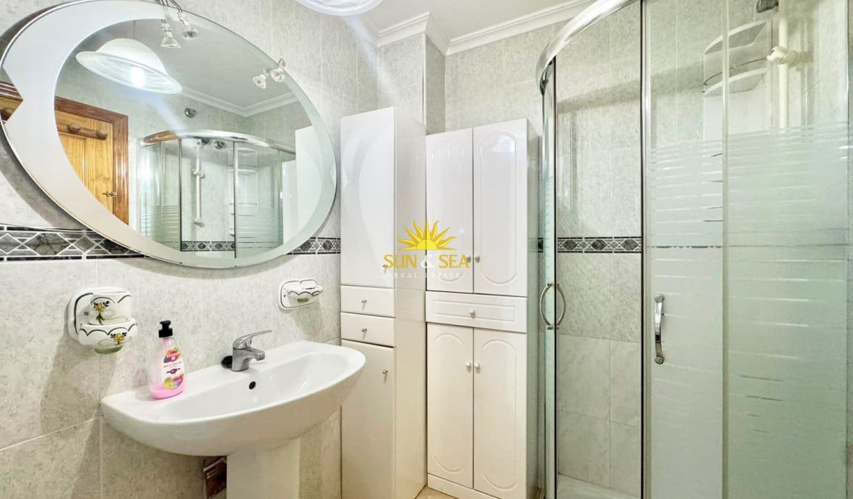 2 soveværelse Penthouse til leje i Torrevieja med garage - € 800 (Ref: 9960981)