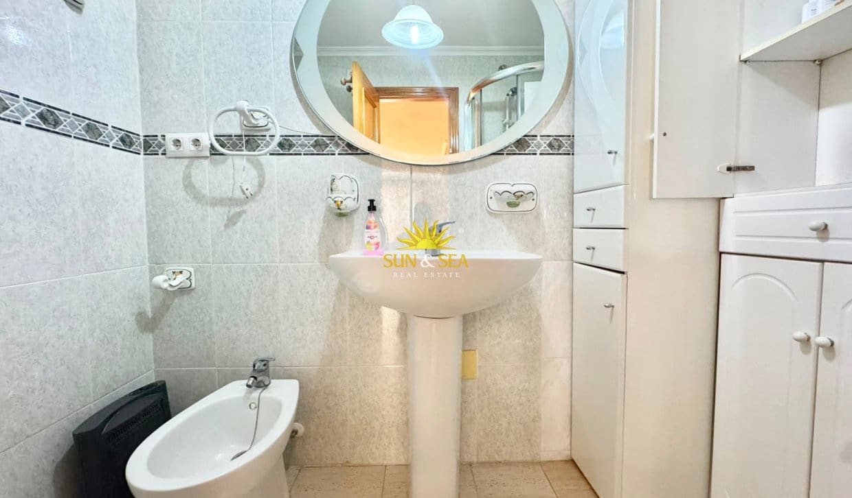 2 soveværelse Penthouse til leje i Torrevieja med garage - € 800 (Ref: 9960981)