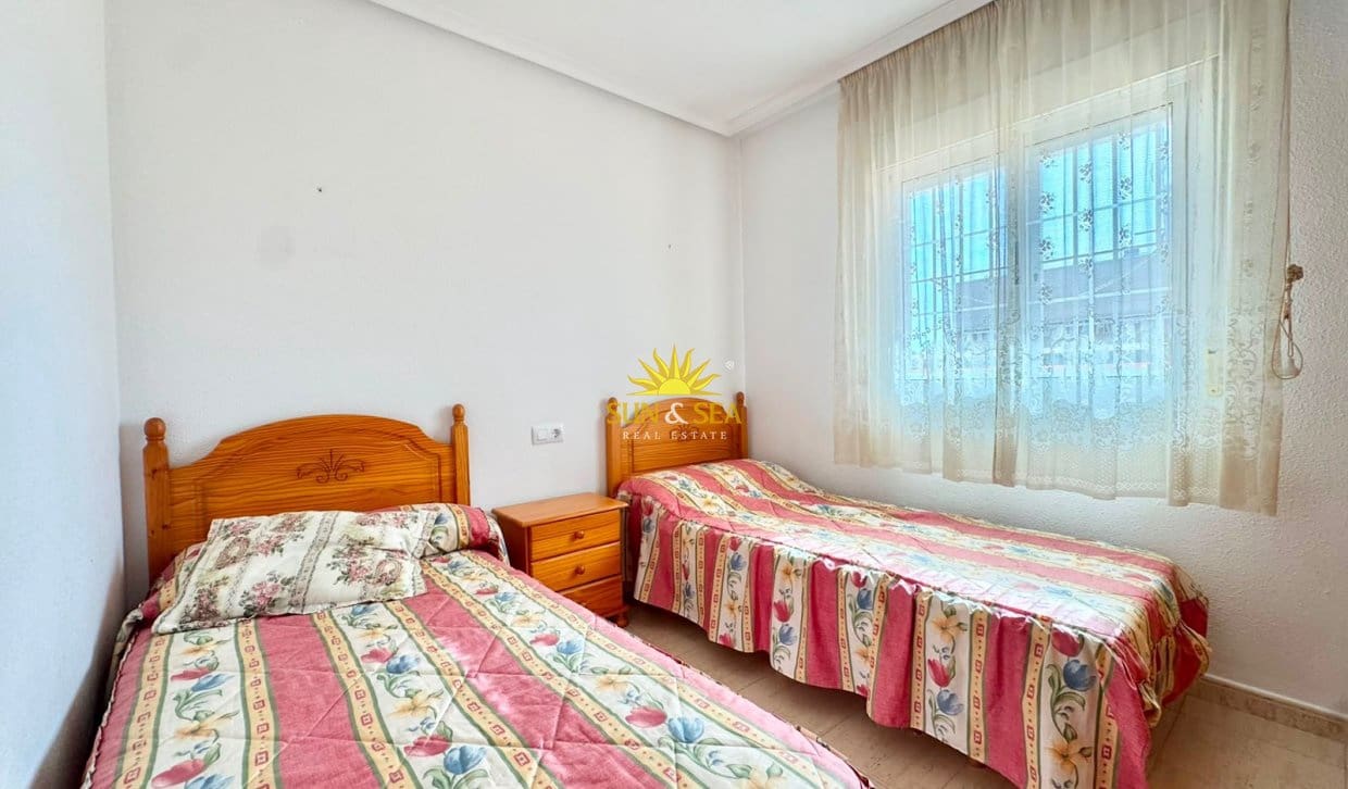 2 soveværelse Penthouse til leje i Torrevieja med garage - € 800 (Ref: 9960981)